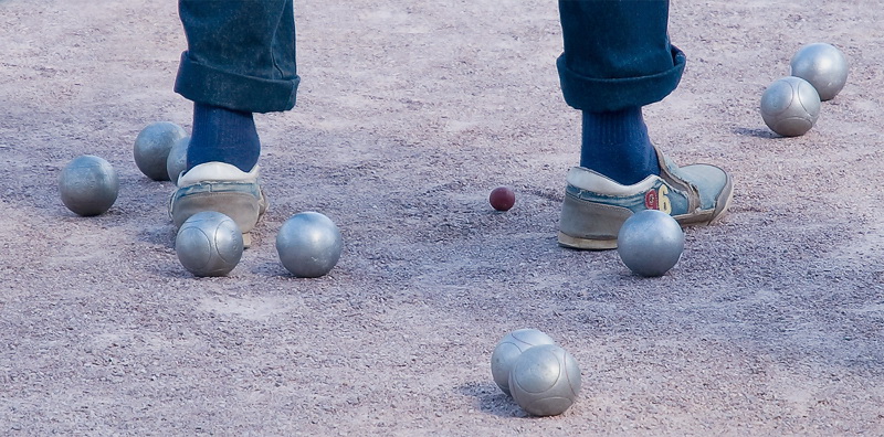 Bretagne 09-2012 D35_3136 als Smart-Objekt-1 Kopie.jpg - Hier am Hafen spielen gleich mehrere gemischte  Gruppen von jung und alt Boccia.